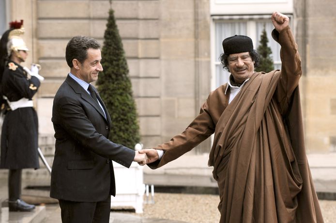 Archiefbeeld. Nicolas Sarkozy en de Libische dictator Moammar Kadhafi. (10/12/2007)