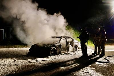 Autobrand bij crossterrein in Stevensbeek: BMW volledig verwoest