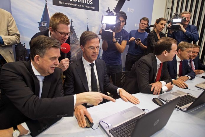 Bij de lancering mochten de fractievoorzitters als eerste de StemWijzer invullen. Achter de laptop zit premier Mark Rutte. Links van hem Emile Roemer van de SP en rechts Lodewijk Asscher van de PvdA. ANP