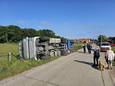 De vrachtwagen kantelde in de berm aan Eigen.