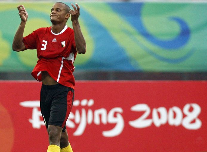 Kompany speelde die zomer met de Rode Duivels de Olympische Spelen in Peking 2008. Dat werd geen onverdeeld succes: hier pakt hij rood tegen Brazilië, waarna hij na lang getouwtrek teruggeroepen werd door zijn toenmalige club Hamburg.