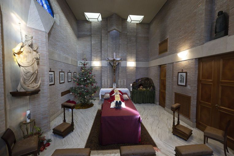 Overleden paus emeritus Benedictus XVI opgebaard in privékapel klooster