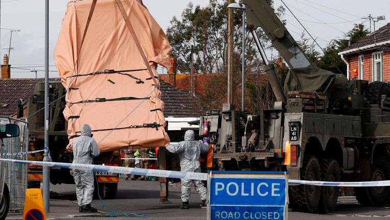 Britse militairen dragen beschermde pakken tijdens het verwijderen van een voertuig dat in verband wordt gebracht met de vergiftiging op Skripal. Beeld AFP