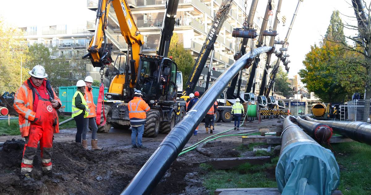 Indrukwekkende klus zeven enorme kranen leggen buis van 210 meter voor onder de grond