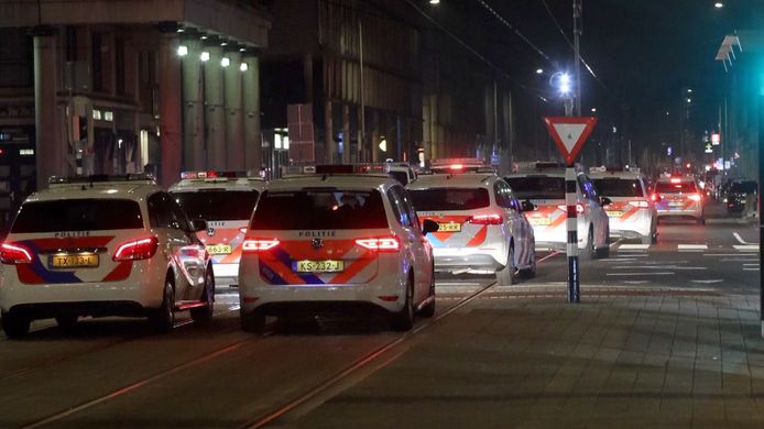 De politie was massaal aanwezig in de Hobbemastraat in Den Haag.