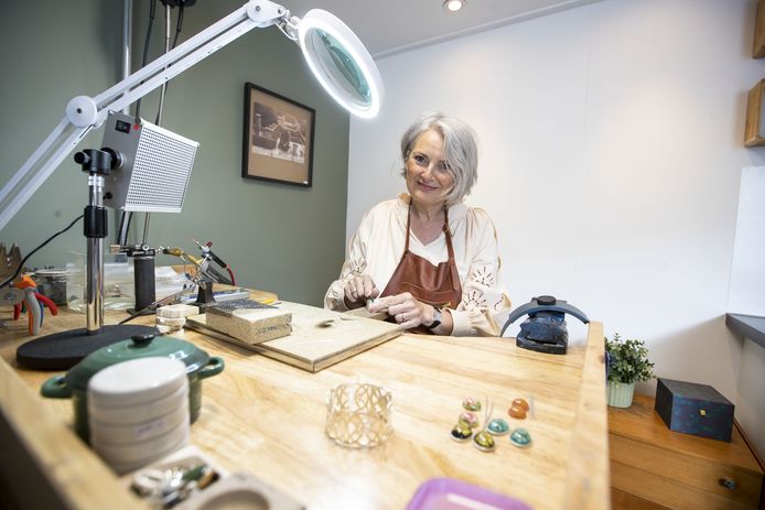 Annemiek van Hecke, goudsmid in opleiding, won de landelijke publieksprijs op de  Zilverdag 2021.