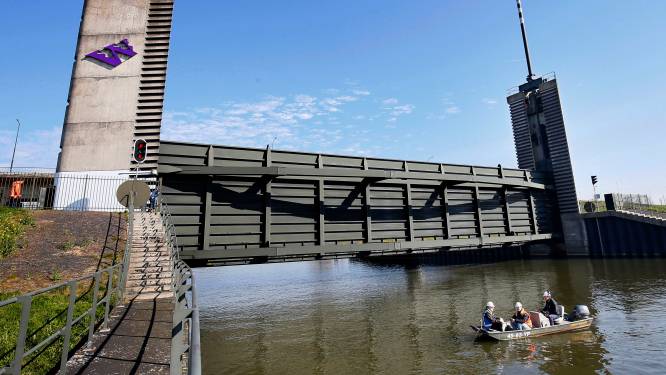 Stalen hefdeur van 52 meter breed komt in beweging, Waterschap Rivierenland test waterkering Kromme Nol