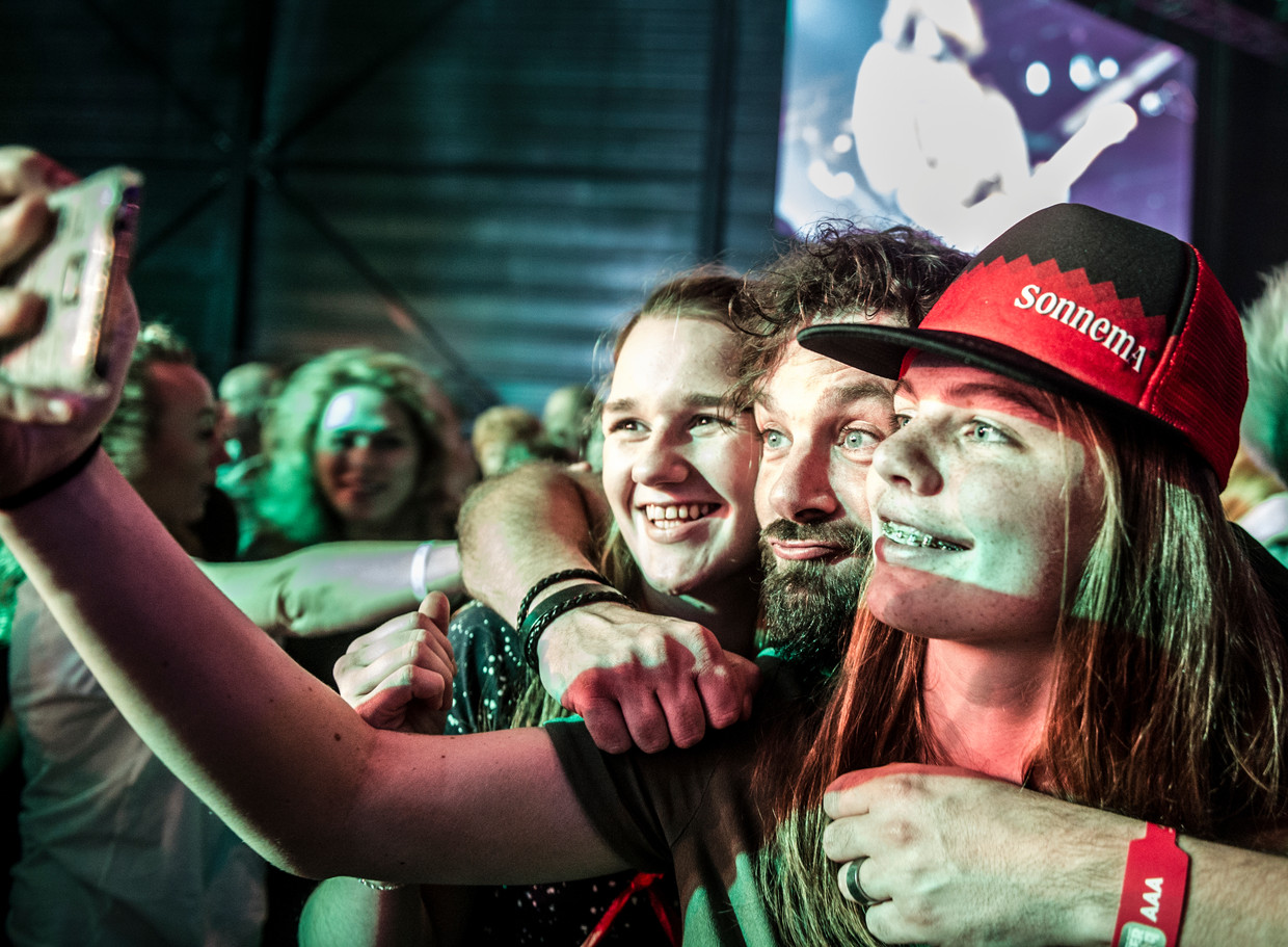 Zanger Hendrik-Jan Bökkers, populair bij de fans. Beeld Koen Verheijden