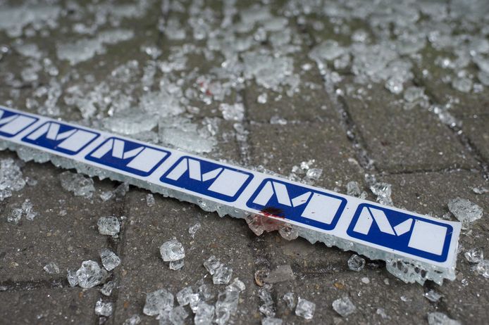 Gebroken glas bij de ingang van het metrostation in Maalbeek, na de terreuraanslagen in Brussel.