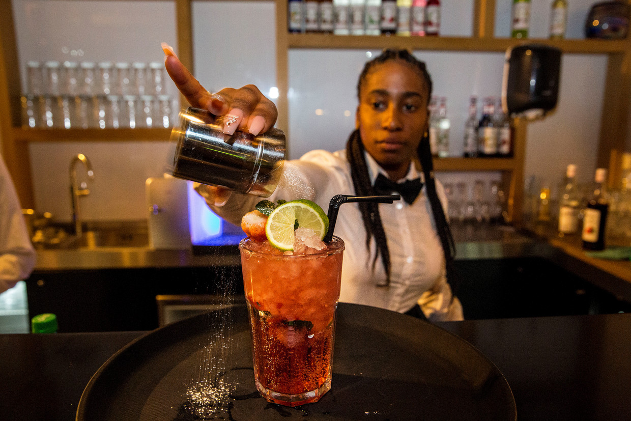 Een mocktail wordt bereid in Kandinsky Steakhouse Beeld Arie Kievit
