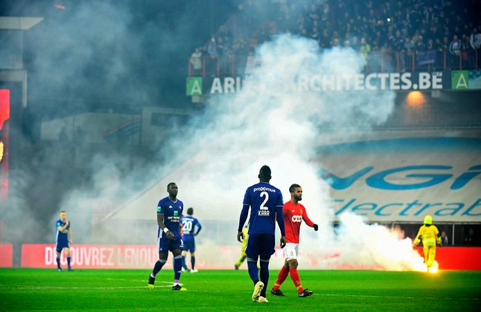 Rook in Luik: Standard-Anderlecht werd gisteravond gestaakt na een half uur.