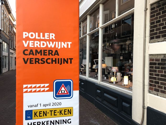 Met opvallende borden is het camerasysteem al aangekondigd op meerdere plekken in de stad.