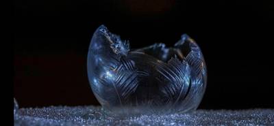 Prachtige beelden van vorming ‘ijsbubbels’ vastgelegd door amateurfotograaf: “Maar echt alles moet meezitten”