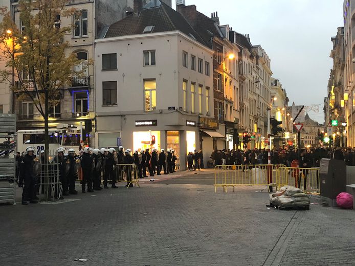 De oproerpolitie op het Muntplein.