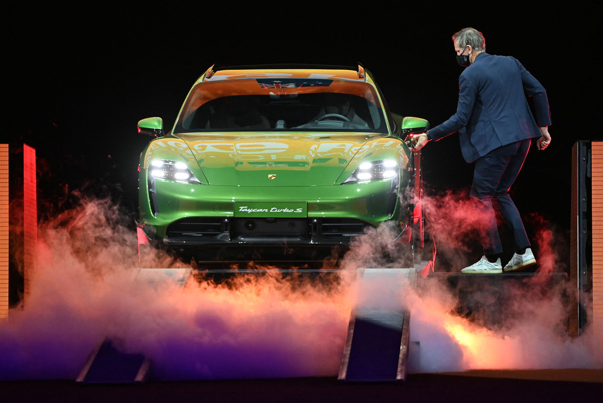 Er is steeds meer keuze op vlak van elektrische wagens: van goedkopere modellen tot duurdere, zoals deze Porsche Taycan.  Beeld AFP
