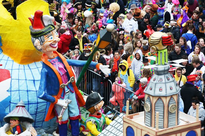 Publiek op de Grote Markt tijdens de optocht van Kielegat dit jaar.