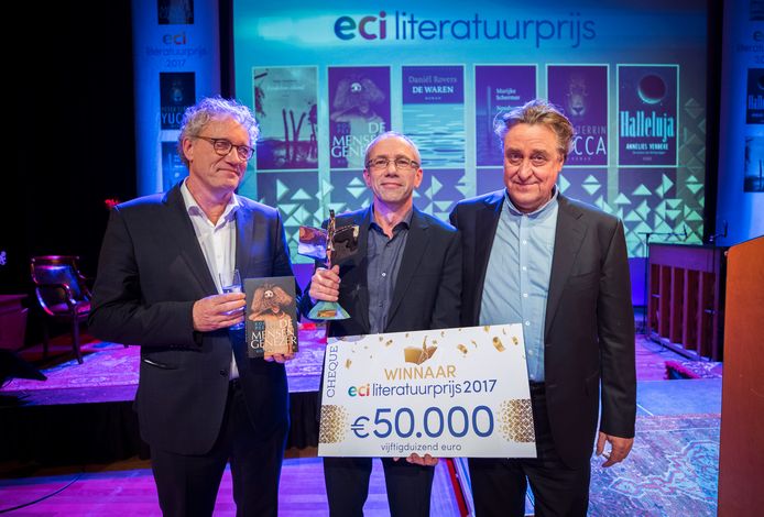 Koen Peeters (m) wint de ECI Literatuurprijs 2017. Hij wordt geflankeerd door juryvoorzitter Thom de Graaf (l) en winnaar van vorig jaar Martin Michael Driessen (r).