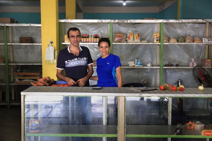 Carla Jimenez (24 jaar) en Louay Chalhoub (39 jaar) runnen een winkeltje in Puerto Cabello. Ze verkopen alleen de eerste levensbehoeften, want het is heel moeilijk aan andere goederen te komen of ze zijn onbetaalbaar. Schoonmaakmiddelen zijn bijvoorbeeld slecht verkrijgbaar.