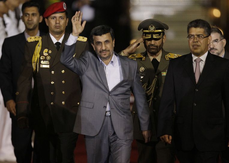 De Iraanse president Mahmoud Ahmadinejad bij aankomst op het vliegveld van Caracas. Rechts vice-president Elías Jaua van Venezuela. Beeld ap