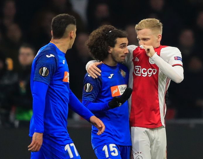 Donny van de Beek in gesprek met Marc Cucurella.