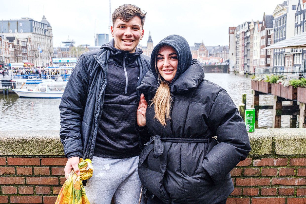 Druipend Outlook droom Britse toerist laat zich niet wegjagen uit Amsterdam: 'We pissen niet in de  gracht hoor'