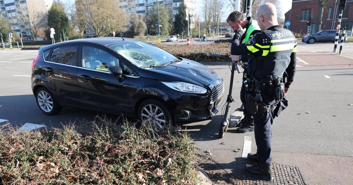 Jongen op step zwaargewond bij botsing met auto in Eindhoven.