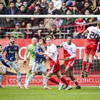 Ajax krijgt vlak voor rust flinke dreun: doelpunt Weghorst afgekeurd, FC Utrecht slaat wél toe