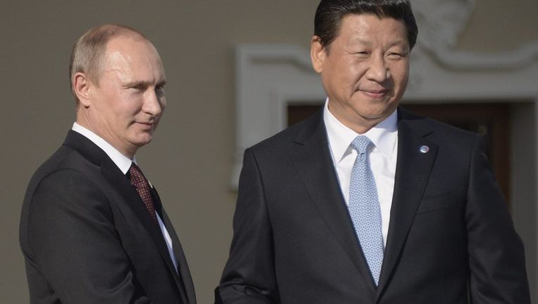 De Russische president Vladimir Poetin (links) en de Chinese president Xi Jinping tijdens de G20. Deze top wordt overschaduwd door de gebeurtenissen in Syrië. Beeld AFP