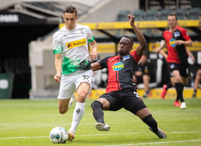 Lukebakio in actie tegen Borussia Mönchengladbach.