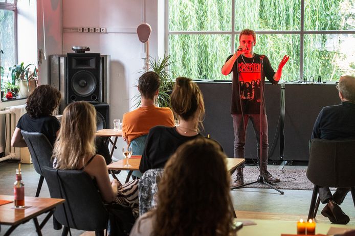 De Nachtzuster is een nieuwe culturele broedplaats in Tilburg. Eén van de activiteiten daar is 'Behapbaar' een avond vol poëzie en culinaire hapjes.