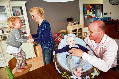 Kamer buigt zich toch over vaderschapsverlof