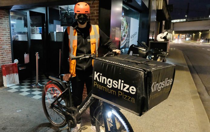 Een koerier van Kingslize Premimum Pizza in Mechelen, één van de zaken die zich mee engageren om de verkeersveiligheid te vergroten