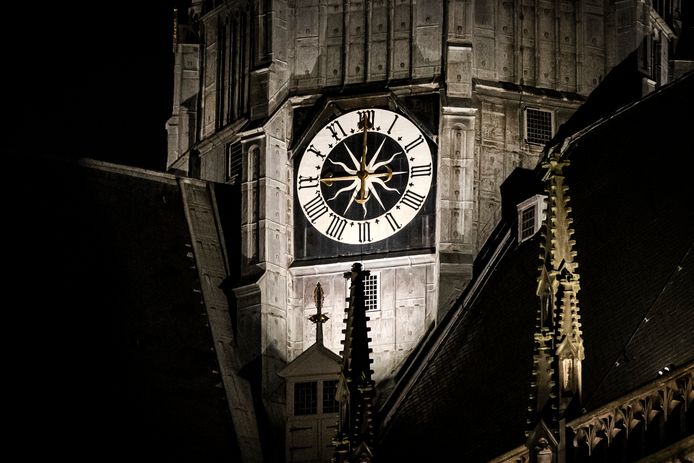 De klok slaat 21:00 op de  St. Bavokerk in Haarlem. Foto ter illustratie.