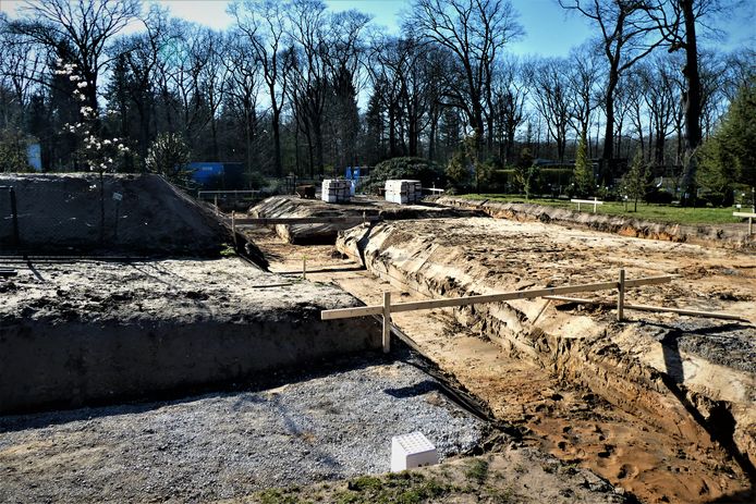 De fundamenten kunnen niet gemaakt worden omdat betonvlechters ontbreken.