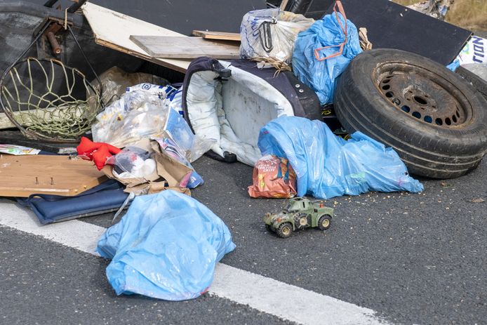 Afval op de A7 tussen Drachtstercompagnie en Frieschepalen, gedumpt door boeren uit protest tegen de stikstofregels.