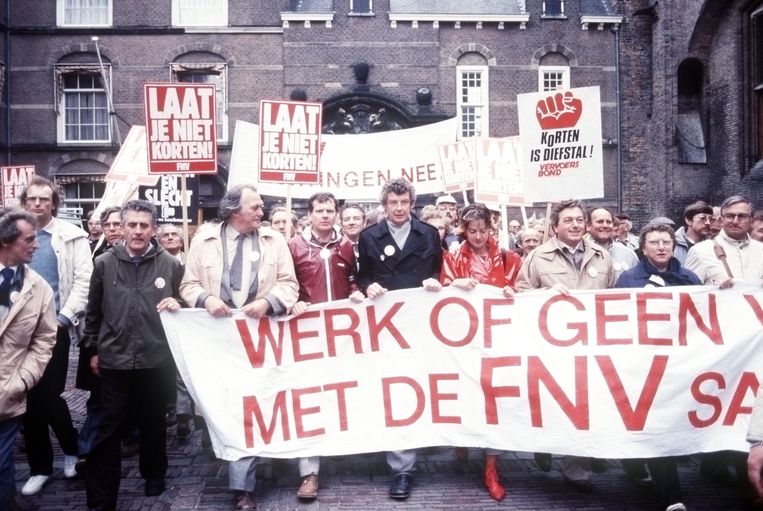 Wim Kok tijdens massale demonstratie van het FNV in Den Haag. Beeld ANP