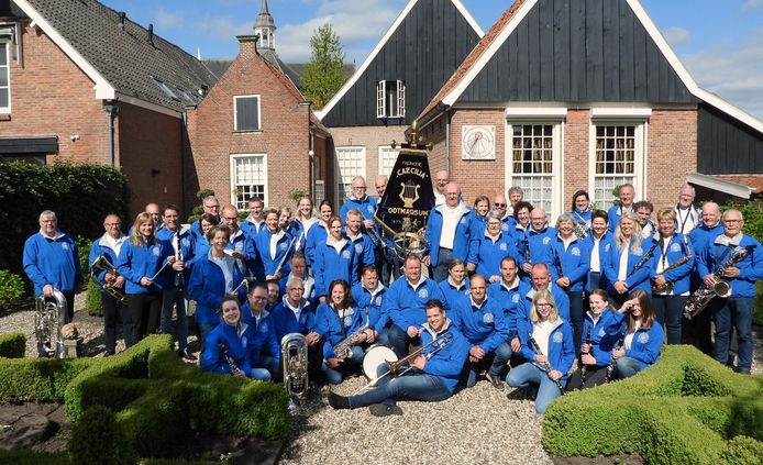 Caecilia Ootmarsum  bij de uitreiking van de nieuwe jassen.