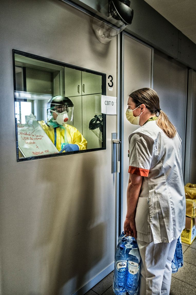 Drinken kan enkel nadat je de beschermende kledij uittrekt.  Beeld Tim Dirven