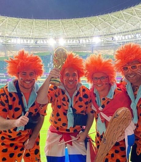 Knaloranje Flintstones stelen de show op WK in Qatar: ‘Mensen staan in de rij voor foto met ons’