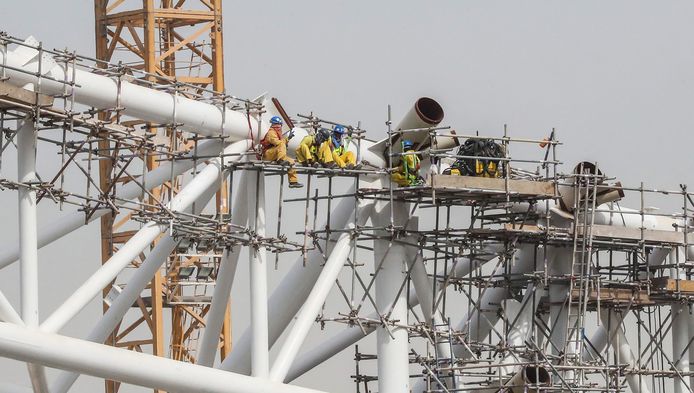 Arbeiders werken in Qatar aan het Al-Wakrah Stadium (Al Janoub Stadium), waar wedstrijden van het WK voetbal 2022 gespeeld zullen worden.
