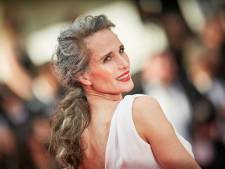 Andie MacDowell assume ses cheveux gris: “Ça me donne du pouvoir, je ne fais plus semblant”