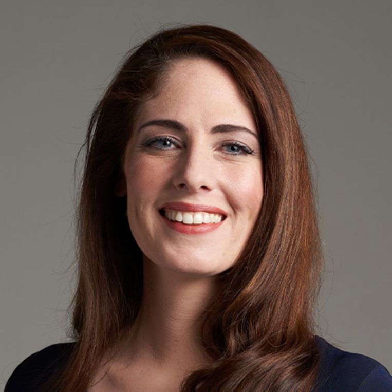 Van Fortuyns Chauffeur Tot De Schrijver Van Een Opzienbarende Roman Een Bonte Stoet Getrouwen Komt Met Baudet De Kamer In De Volkskrant