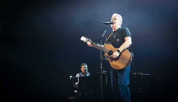 Thomas Acda op gitaar in Ziggo Dome.