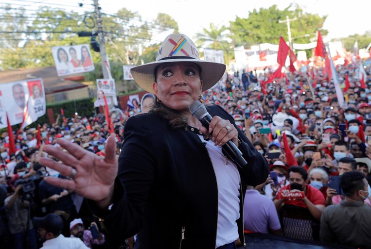 Presidentskandidaat Xiomara Castro tijdens een verkiezingsbijeenkomst in San Pedro Sula eerder deze week. Beeld Reuters
