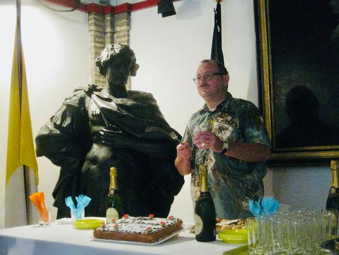 Eric Claes maakt zich op om een zeldzame speech te geven op het feest voor zijn vijftigste verjaardag in Rome. Amper twaalf jaar later en enkele dagen na zijn pensioen overleed de bekende journalist geheel onverwacht.