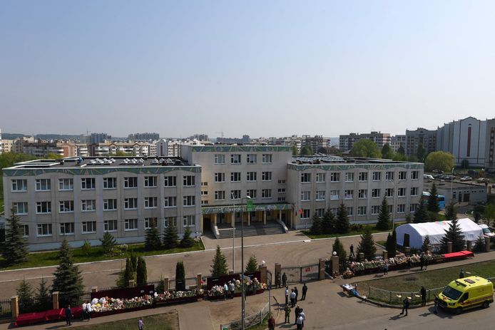 Ricercatori al lavoro presso la scuola.