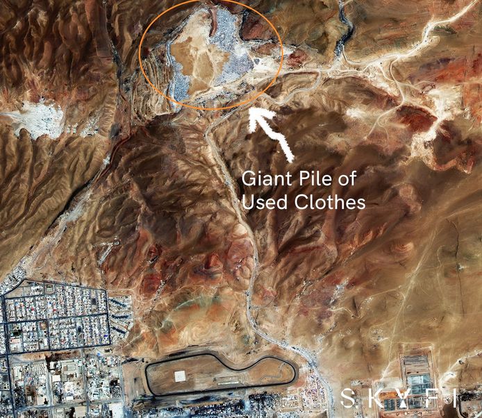 Het satellietbeeld van de stapel kleding in de Atacama-woestijn.