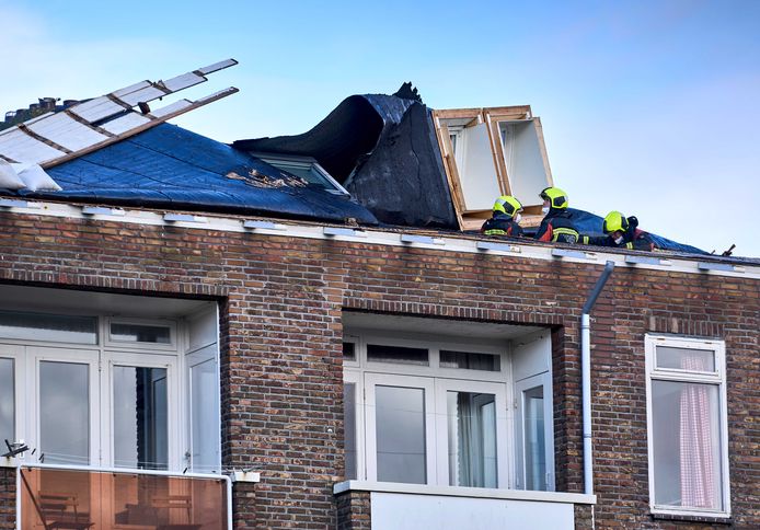 De harde wind heeft ongeveer 30 meter aan dak, dakbedekking en isolatie van de flat geblazen.