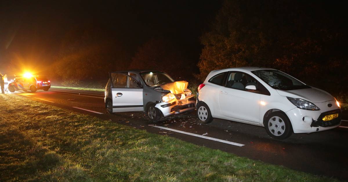 Kettingbotsing met drie autos op N347 tussen Enter en Goor, forse schade aan voertuigen.