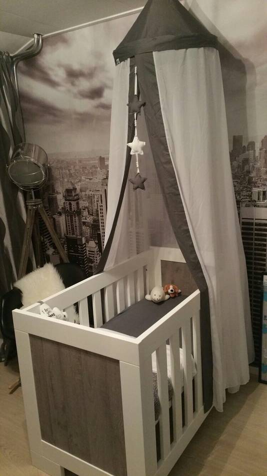 De kinderkamer is ingericht.